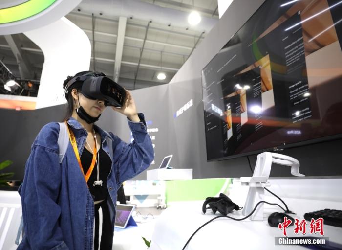 观众在首钢园展区“元宇宙全球现场”体验Varjo Aero VR分体机。<a target='_blank' href='/'>中新社</a>记者 赵隽 摄