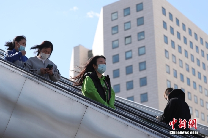 资料图：北京市民风中出行。 <a target='_blank' href='/'>中新社</a>记者 蒋启明 摄